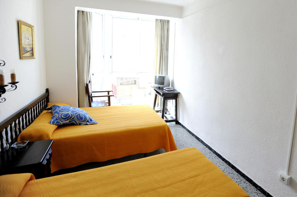 Hostal Can Marines Sant Carles De La Rapita Room photo