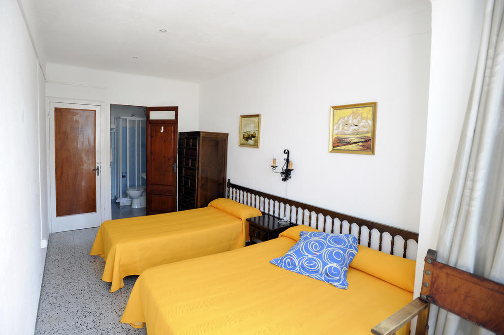 Hostal Can Marines Sant Carles De La Rapita Room photo